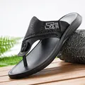 Detailaufnahme von schwarzen Herren-Outdoor-Flip-Flops mit modischen Texturriemen - 38 / Schwarz
