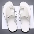 Minimalistische witte heren lederen teenslippers met getextureerde bandjes en metalen gesp - 38 / Wit