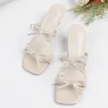 Elegantes sandalias de tacón alto en color crema con punta cuadrada y tiras de lazo - 38 / Blanco lechoso
