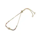 Λεπτομερής προβολή χρυσού χάλκινου βραχιολιού με πολύχρωμο μοτίβο ματιού από ζιργκόν - Κόκκινο