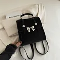 Eleganter schwarzer Mini-Rucksack aus Samt mit dekorativer silberner Schleife und Gurten - Schwarz
