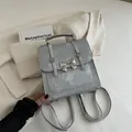 Eleganter silberner Mini-Rucksack mit Metallschleife und verstellbaren Trägern - Silber