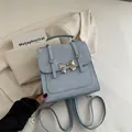 Eleganter hellblauer kleiner Rucksack im koreanischen Stil mit metallener Schleife für Damen - Blau