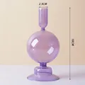 Élégant bougeoir en verre violet avec corps sphérique et hauteur totale de 18 cm - Forme sphérique / Hauteur 18cm / Calibre 2,3cm / Violet