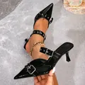 Elegantes tacones negros de punta con correas de hebilla y acabado brillante para mujer - 35 / Negro