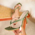 Elegante olijfgroene satijnen slipper-sandalen met hak en vierkante teen - Groen