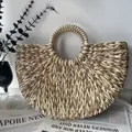 Detailansicht einer halbkreisförmigen gewebten Strohtasche mit Patchwork-Design - 41*24*8 / Kaffeebraun