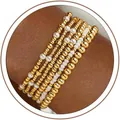 Close-up van stapelbare gouden en parel kralen elastische armbanden om pols. - Gouden Kralen & Parel Armband Set (JZ-ZZ-019-1)