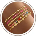 Detailopname van vijf kleurrijke elastische kralenarmbanden op een pols gestapeld. - Roze & Kleurrijke Mix Armband Set (JZ-ZZ-019-3)