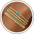 Gedetailleerd overzicht van stapelbare gouden en turquoise kralenarmbanden met kruis - Turkoois Kleur Kruis Armband Set (JZ-ZZ-019-4)