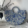 Nahaufnahme einer stilvollen halbkreisförmigen Strandtasche aus blau-beigem gewebtem Papierseil - 41*24*8 / Blau