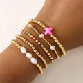 Set van 5 goudkleurige kralenarmbanden met witte parels en een roze X-vormige bedel - X Bedel & Parel Armband Set (JZ-ZZ-019-12)