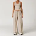 Ensemble de yoga beige deux pièces avec haut dos nu et pantalon large. - Lin