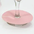 Élégante carte de nom rose circulaire pour verre à vin, idéale pour les mariages et fêtes - Rose