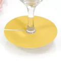 Élégante carte de nom de verre à vin circulaire jaune pour l'organisation de mariage - Or