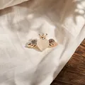 Elegante broche de piedra ojo de gato en forma de corazón con alas doradas y corona - Estilo Alas de Ángel (XZ0039)