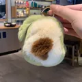 Detaillierte Makroansicht eines weichen grünen Avocado-Plüsch-Schlüsselanhängers mit Goldring - Avocadoförmiger Anhänger / Grün