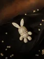Detail van een sprankelende konijnenbroche met volledige zirkoon en parelketting. - Strass konijnenbroche - Zilver