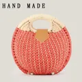 Sac à main rond tissé en corde de papier corail et crème avec un élégant détail en cuir - Poignée Améliorée / Rouge