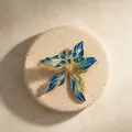 Gedetailleerde macro-opname van een elegante blauw-paarse bloemspeld met gouden details - Blauwe roosbroche