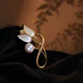 Elegante parelmoer tulpenbroche met ronde parel en vergulde zirkonia-stenen voor dames - Tulpenbrosche
