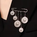 Broche épingle de sûreté argentée style punk avec breloques soleil sur blazer noir. - Style Franges Visage Soleil Argenté (9355)
