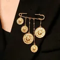 Broche épingle de sûreté dorée de style punk avec breloques soleil pendantes pour costumes - Style Franges Visage Soleil Doré (DZ-267)