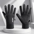 Vue détaillée de gants de sport noirs tactiles avec grip antidérapant et doublure polaire - Taille unique / Noir