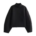 Vista dettagliata di un maglione nero da donna a collo alto con maniche a lanterna - Taglia S / Nero