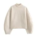 Primo piano di maglione bianco crema con collo alto, maniche a lanterna e trama morbida - Taglia S / Bianco avorio