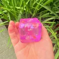 Giocattolo antistress rosa traslucido con conchiglie e pesci marini all'interno della forma - Stile Oceano / 5cm / Viola