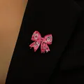 Broche nœud rose en émail médical avec stéthoscope et pilules sur un blazer noir - Broche Nœud Papillon Thème Médical (4279) / Rose