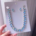 Vista detallada de un conjunto de collar y pendientes de cristal de lágrima azul irisado - Conjunto de 2 Piezas de Cristal de Opalo Azul