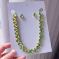 Vista detallada del conjunto de collar y pendientes con grandes cristales de gota amarillo-verde - Conjunto de 2 Piezas de Cristal Amarillo-Verde