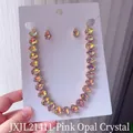 Detalle del conjunto de collar y pendientes con cristales de gota iridiscentes. - Conjunto de 2 Piezas de Cristal de Opalo Rosa
