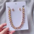 Détail de la parure de bijoux collier et boucles d'oreilles en cristal larme irisé. - Ensemble 2 Pièces en Cristal Opale Rose
