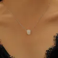 Prachtige gothic zilveren ketting met een kleine witte opalen schedel hanger voor dames - Kleine Witte Schedel Ketting (5527) / Zilver