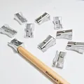 Silberne Anspitzer aus Aluminiumlegierung mit Bleistift auf weißem Hintergrund - Einzel-Loch Schräg-Stil / 24er Set / Silber