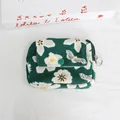 Mini-Aufbewahrungstasche aus grünem Cord mit weißem Blumenmuster und Klappenverschluss - Grüner Grund Weißes Blumenmuster