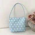 Hellblaue Nylon-Schultertasche mit weißen Punkten, ideal als Freizeit- oder Geschenktasche - Gepunktetes Blau