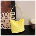 Bolso hobo de nylon amarillo vibrante con lunares blancos y correa para el hombro - Amarillo de Lunares