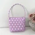 Elegante bolso de nailon lavanda bajo el brazo con un divertido diseño de lunares blancos - Púrpura con Lunares