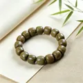 Detailaufnahme eines Armbands aus grünem Sandelholz mit natürlicher Holzmaserung - Grünes Sandelholz Klassische Perlen / 12mm*17 Perlen / Grünes Sandelholz-Farbe