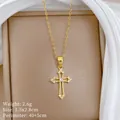 Gros plan d'un pendentif croix élégant plaqué or avec des cristaux étincelants - Croix Creuse (B534) / Or