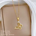 Nahaufnahme der vergoldeten Schmetterlings-Halskette aus Titanstahl mit Kristallen. - Mikro-eingelegter Schmetterling Anhänger Stil / Gold