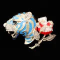 Broche exquise tête de tigre bleu émail et rose rouge ornée de strass en cristal brillants. - Combinaison de tête de tigre bleu royal et de rose (XH-1979)