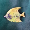 Broche artistique en résine en forme de poisson avec paillettes dorées et motifs jaune-violet - Poisson artistique jaune et violet (LX-Poisson)