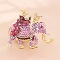 Broche éléphant luxueuse plaquée or avec strass violets et détails en émail raffinés - Éléphant en émail et strass violet