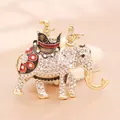 Broche éléphant ornée au fini doré avec strass scintillants et détails en émail coloré. - Éléphant Blanc