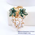Élégante broche en forme de raisin avec perles et feuilles en émail pour habit - Raisins